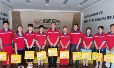 浓情迎端午 温馨送祝福-yd12399云顶集团集团为员工发放端午节礼品